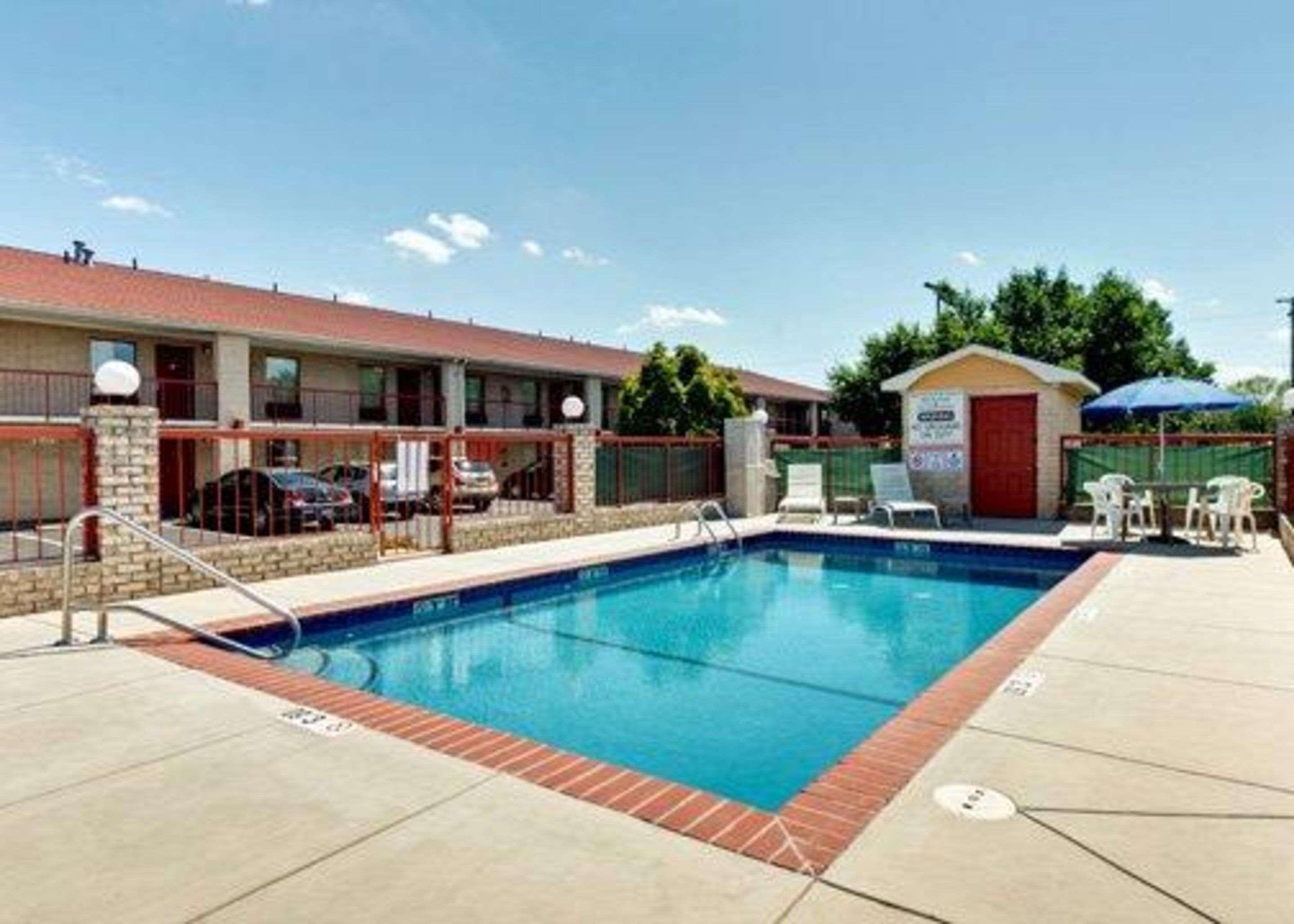 Quality Inn & Suites Монро Екстериор снимка