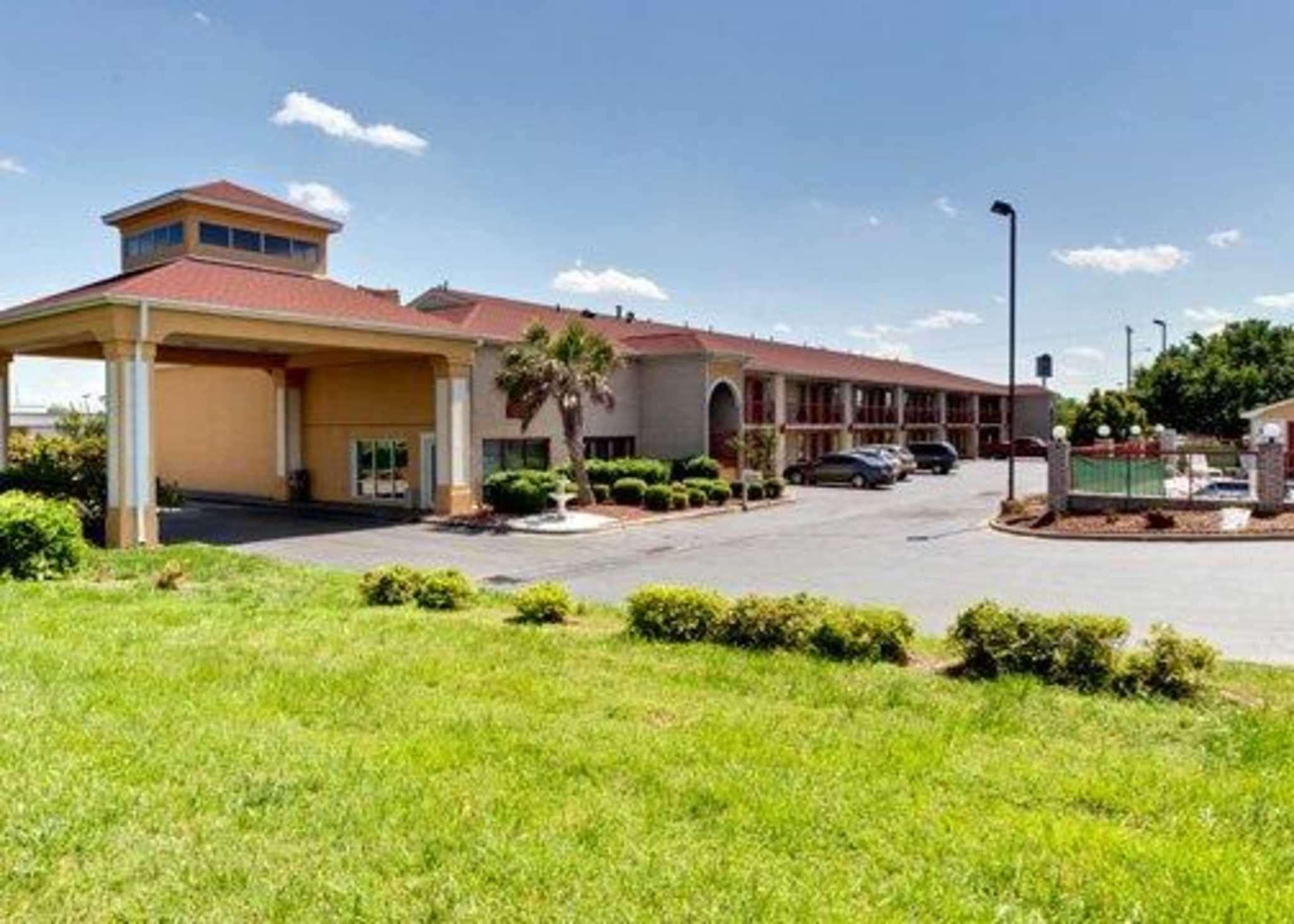 Quality Inn & Suites Монро Екстериор снимка